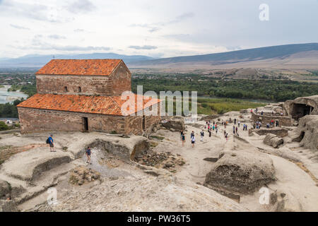 Alte Höhle Stadt Uplistsikhe mit Blick auf den Mtkvari River, in der shida Kartli Region Georgiens Stockfoto