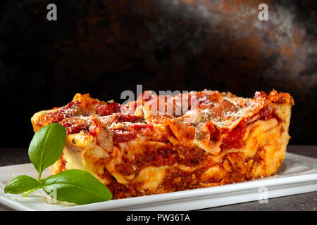 Italienische Nudeln mit Bolognese/Ragu Soße und Bechamelsauce auf die weiße Platte Stockfoto