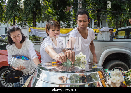 Chiang Rai, Thailand: Januar 1, 2018 - Neues Jahr Essen Angebote Festival der traditionellen Verdienst die Zeremonie. Stockfoto