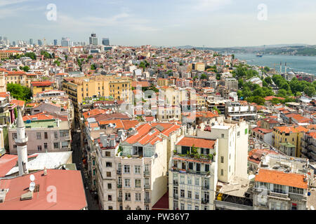 Der Ausblick vom Galata Tower über Beyoglu und der Stadt an einem sonnigen Tag, Istanbul, Türkei Stockfoto