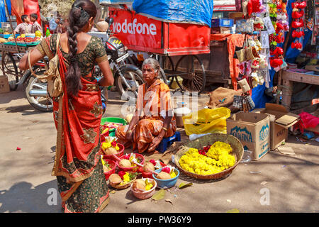 CHAMUNDI HILL MYSORE INDIEN heilige Stätte KOKOSNUSS UND BLUME ANGEBOTE ZUM VERKAUF Stockfoto