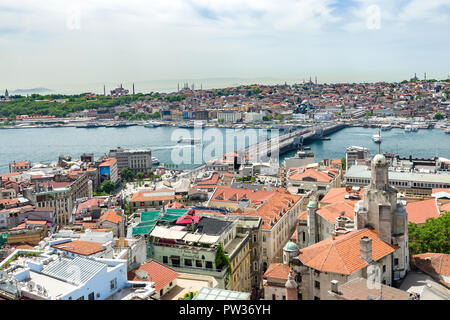 Der Ausblick vom Galata Tower über Beyoglu auf das Goldene Horn und die Galata Brücke an einem sonnigen Tag, Istanbul, Türkei Stockfoto