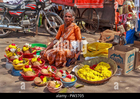 CHAMUNDI HILL MYSORE INDIEN heilige Stätte Verkäufer mit Kokos und BLUME TEMPEL ANGEBOTE Stockfoto