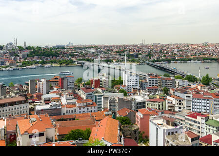 Der Ausblick vom Galata Tower über Beyoglu zum Golden Horn mit der U-Bahn Brücke und der Stadt an einem sonnigen Tag, Istanbul, Türkei Stockfoto