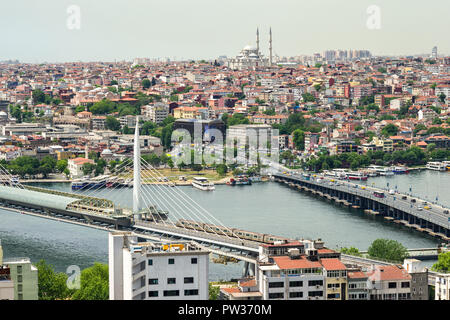 Der Ausblick vom Galata Tower über Beyoglu zum Golden Horn mit der U-Bahn Brücke und der Stadt an einem sonnigen Tag, Istanbul, Türkei Stockfoto