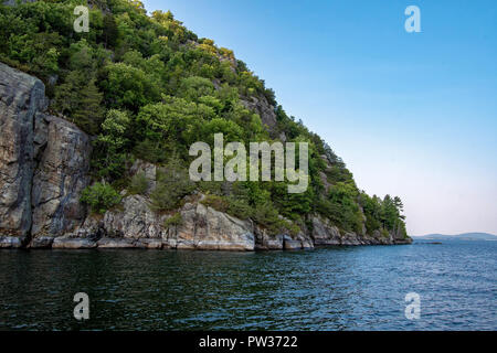 Klippe am Rande des Lake Champlain Stockfoto