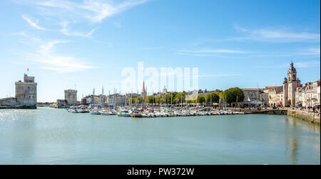 Blick auf den alten Hafen (Vieux Port) von La Rochelle mit historischen Türmen und Booten unter blauem Himmel, Charente-Maritime, Nouvelle-Aquitaine, Frankreich Stockfoto