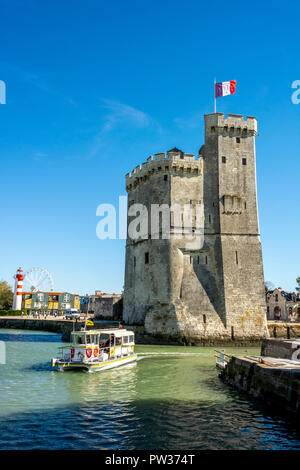 St Nicolas Turm (Tour Saint Nicolas) am Eingang zum alten Hafen von La Rochelle, Charente Maritime, Frankreich Stockfoto