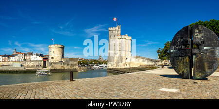 St Nicolas Turm (Tour Saint Nicolas) und die Kette Tower (Tour de la Chaine) am Eingang zum alten Hafen von La Rochelle, Charente Maritime, Stockfoto