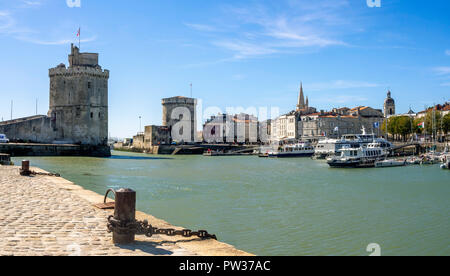 Blick auf den alten Hafen (Vieux Port) von La Rochelle mit historischen Türmen und Booten unter blauem Himmel, Charente-Maritime, Nouvelle-Aquitaine, Frankreich Stockfoto