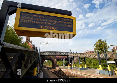 Zuginformationen elektronische Platine auf Hunts Cross Zug Bahnhof Liverpool Merseyside England Großbritannien Stockfoto