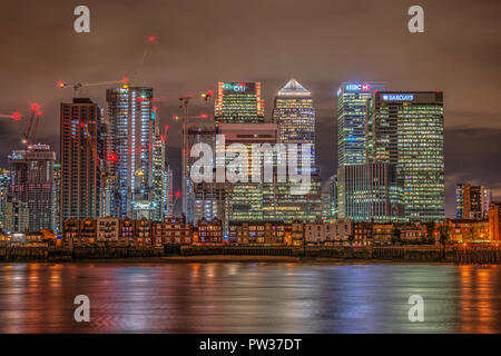 London Vereinigtes Königreich 11. Oktober 2018 High Dynamic Range Image von Canary Wharf in der Nacht von der O2 bei Greenwich genommen Stockfoto