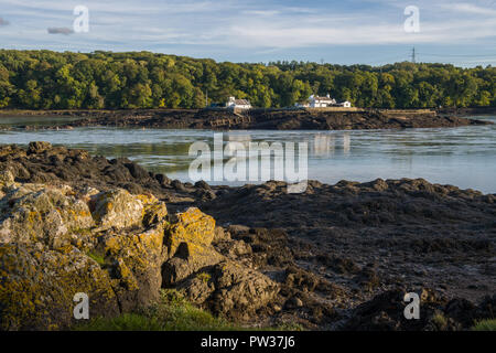 Rote Wehr Insel Menaistraße Anglesey Stockfoto