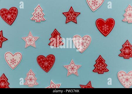 Rot weiss Christbaumschmuck auf blauem Hintergrund Stockfoto