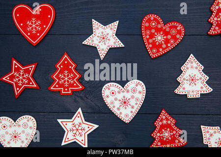Rot weiss Christbaumschmuck auf Holz blau dunklen Hintergrund Stockfoto