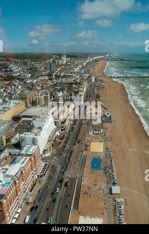 Luftaufnahme des Strandes von Brighton, der Küstenstraße und der Gebäude aus der Sicht der Beobachtungsgruppe i360 von British Airways, Brighton, East Sussex, England, Großbritannien Stockfoto