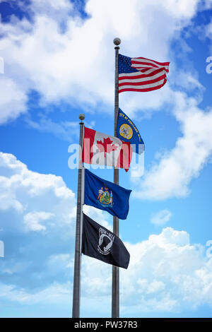 Usa, Maine, Portland, Kanadischen und MA/POW Flaggen in Portland, Maine, unter dem schönen Himmel fliegen Stockfoto