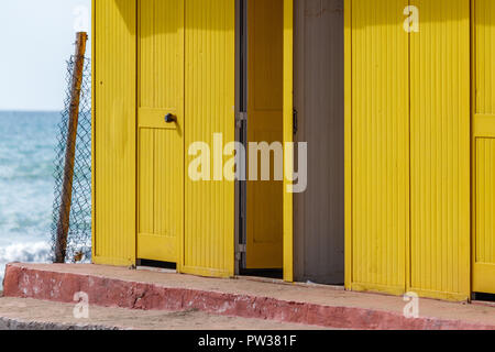 Schöne gelbe Häuser Baden am Sandstrand. Leere tierheime an einem sonnigen aber Moody Tag. Bäderarchitektur, Farbe, labyrinthartigen Labyrint. Stockfoto