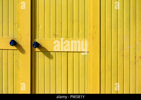 Schöne gelbe Häuser Baden am Sandstrand. Leere tierheime an einem sonnigen aber Moody Tag. Bäderarchitektur, Farbe, labyrinthartigen Labyrint. Stockfoto