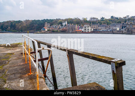 Küste von South Queensferry, von South Queensferry Pier, Edinburgh, West Lothian, Schottland, Vereinigtes Königreich Stockfoto