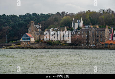 Küste von South Queensferry, von South Queensferry Pier, Edinburgh, West Lothian, Schottland, Vereinigtes Königreich Stockfoto