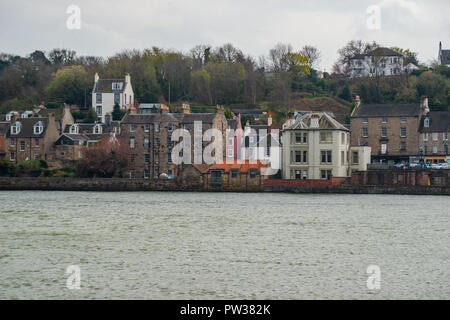 Küste von South Queensferry, von South Queensferry Pier, Edinburgh, West Lothian, Schottland, Vereinigtes Königreich Stockfoto