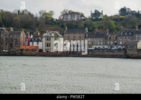 Küste von South Queensferry, von South Queensferry Pier, Edinburgh, West Lothian, Schottland, Vereinigtes Königreich Stockfoto