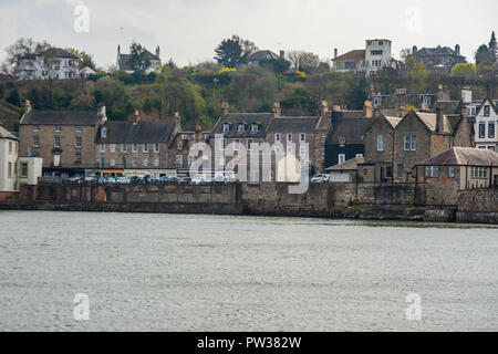 Küste von South Queensferry, von South Queensferry Pier, Edinburgh, West Lothian, Schottland, Vereinigtes Königreich Stockfoto