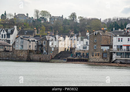 Küste von South Queensferry, von South Queensferry Pier, Edinburgh, West Lothian, Schottland, Vereinigtes Königreich Stockfoto