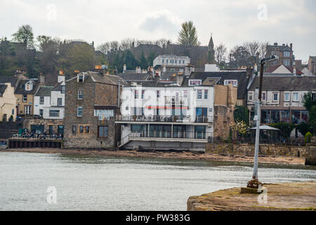 Küste von South Queensferry, von South Queensferry Pier, Edinburgh, West Lothian, Schottland, Vereinigtes Königreich Stockfoto