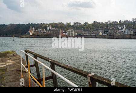 Küste von South Queensferry, von South Queensferry Pier, Edinburgh, West Lothian, Schottland, Vereinigtes Königreich Stockfoto