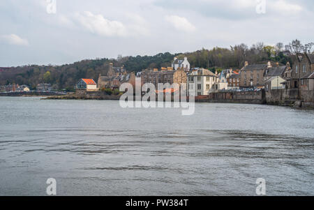 Küste von South Queensferry, von South Queensferry Pier, Edinburgh, West Lothian, Schottland, Vereinigtes Königreich Stockfoto