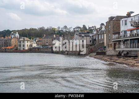 Küste von South Queensferry, von South Queensferry Pier, Edinburgh, West Lothian, Schottland, Vereinigtes Königreich Stockfoto