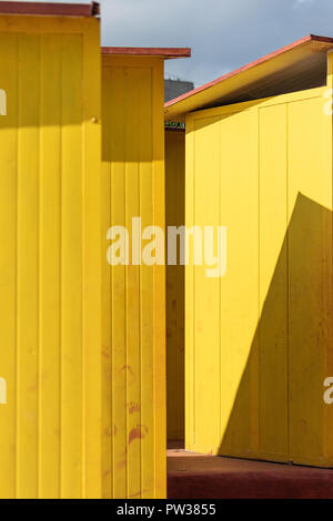 Schöne gelbe Häuser Baden am Sandstrand. Leere tierheime an einem sonnigen aber Moody Tag. Bäderarchitektur, Farbe, labyrinthartigen Labyrint. Stockfoto
