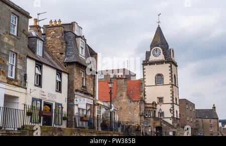 Uhrturm und alte Gebäude in der High Street South Queensferry, Edinburgh, Schottland, Vereinigtes Königreich Stockfoto