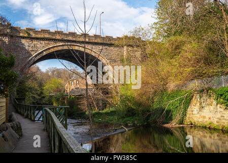 Bögen der Dean Bridge, Wasser von Leith, Edinburgh, Schottland, Vereinigtes Königreich Stockfoto