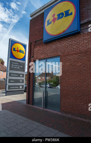 Von außen ein Lidl store in einem Vorort von London, Großbritannien Stockfoto