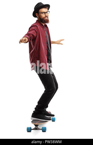 In voller Länge Porträt eines Mannes, der auf einem Skateboard auf weißem Hintergrund Stockfoto