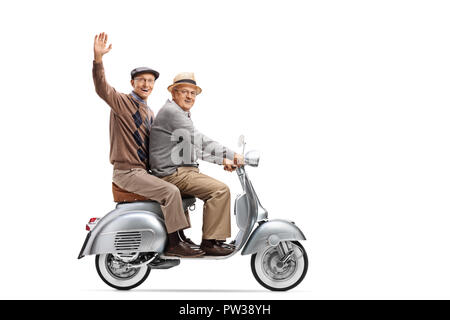 Volle Länge Schuß von zwei ältere Männer auf einem Oldtimer Roller, eine winkende auf weißem Hintergrund Stockfoto