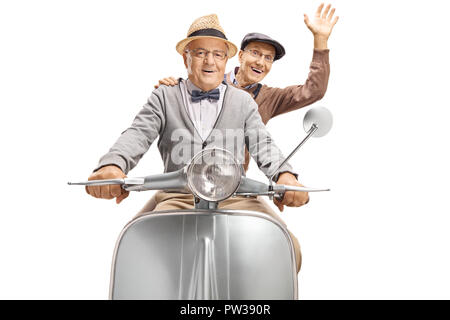 Zwei ältere Männer auf einem Oldtimer Roller, eine isolierte winken auf weißem Hintergrund Stockfoto