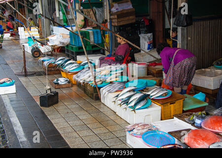 Busan, Südkorea. Oktober 2012: Der jagalchi Fischmarkt ist ein Vertreter der Fischmarkt und ein Reiseziel in Busan. Viele Touristen besuchen Jag Stockfoto