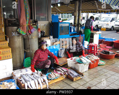 Busan, Südkorea. Oktober 2012: Der jagalchi Fischmarkt ist ein Vertreter der Fischmarkt und ein Reiseziel in Busan. Viele Touristen besuchen Jag Stockfoto