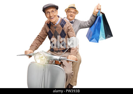 Zwei fröhliche ältere Männer auf einem Oldtimer Roller mit Einkaufstaschen auf weißem Hintergrund Stockfoto