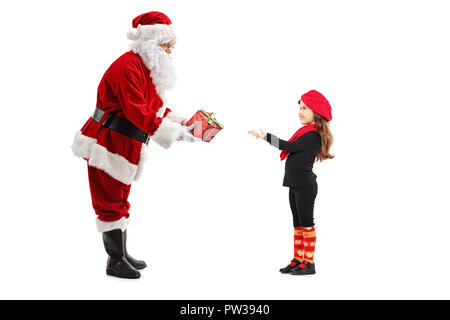 Volle Länge Profil Schuß von Santa Claus geben Sie ein Geschenk für ein kleines Mädchen auf weißem Hintergrund Stockfoto