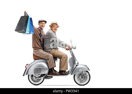Volle Länge Schuß von zwei ältere Männer auf einem Oldtimer Roller mit Einkaufstaschen auf weißem Hintergrund Stockfoto