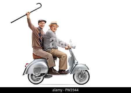 Volle Länge Schuß von zwei ältere Männer auf einem Oldtimer Roller, einer Holding einen Stock auf weißem Hintergrund Stockfoto