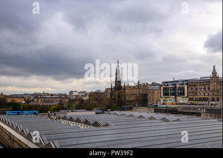 Die Dächer der Waverly Station, Edinburgh, Schottland, Vereinigtes Königreich Stockfoto