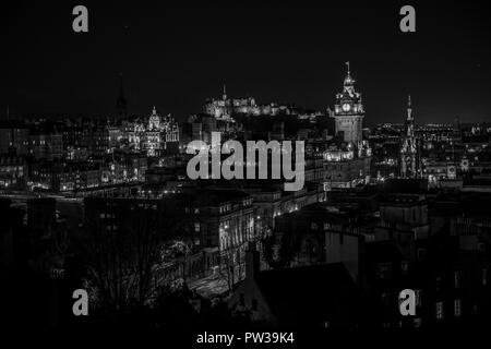 Schwarz und Weiß, die Skyline bei Nacht von Calton Hill, Edinburgh, Schottland, Vereinigtes Königreich Stockfoto