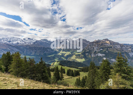 Wandern auf Brunni Engelberg am Berg in den Schweizer Alpen im Sommer Stockfoto