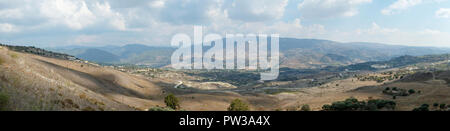 Panoramablick auf das Troodos-Gebirge in der Nähe von fyti Village, Paphos, Zypern. Stockfoto